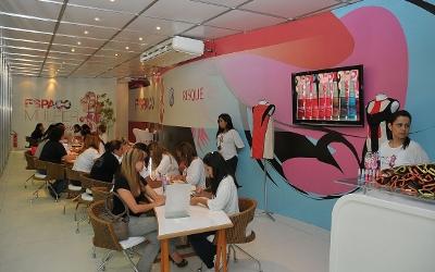 Mulheres aproveitam � mostra para caprichar no visual das m�os (Divulga��o)