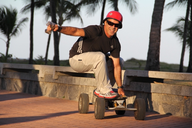 Max diz que skate tem tr�s n�veis de velocidade e � controlado por controle sem fio (Arthur de Souza/ Esp. Diario/ D. A Press
)