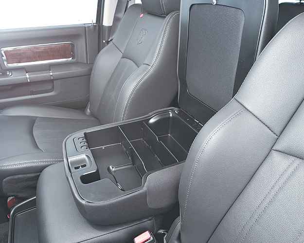 Apoio de braço do banco dianteiro vira lugar para terceiro passageiro (Divulgação)