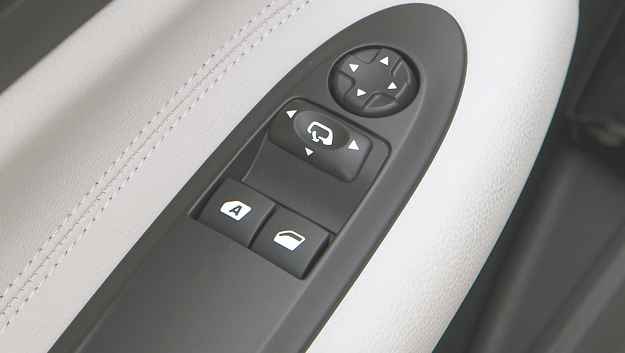 Acabamento impecável em couro dá elegância ao compacto premium francês (Divulgação) Acabamento impecável em couro dá elegância ao compacto premium francês (Divulgação)