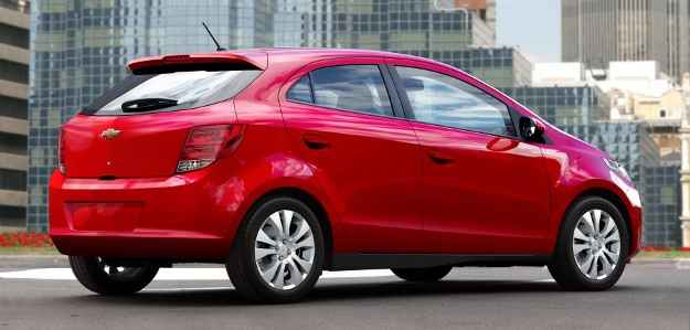 Vidro traseiro é curvo e linha de cintura elevada confere robustez ao novo modelo (Renato Aspromonte/Esp. EM) Vidro traseiro é curvo e linha de cintura elevada confere robustez ao novo modelo (Renato Aspromonte/Esp. EM)