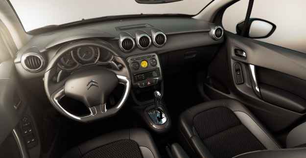 Interior conta com apliques em cromado, como na parte inferior do volante (Divulga��o)