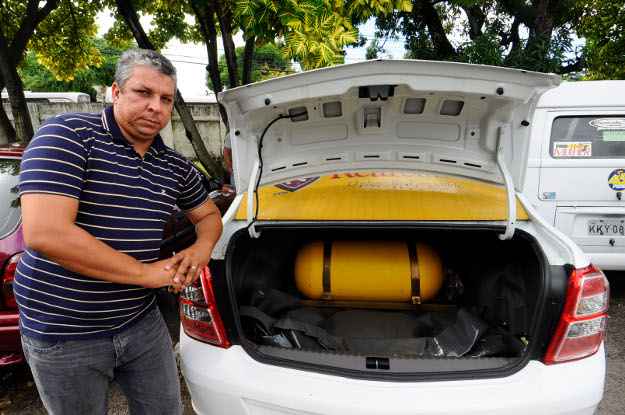 Welligton roda cerca de 400 km por dia, por isso ele optou pelo GNV (Julio Jacobina/ DP/ D.A Press) Welligton roda cerca de 400 km por dia, por isso ele optou pelo GNV (Julio Jacobina/ DP/ D.A Press)