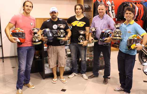 Em noite de comemoração, pilotos celebram conquista (Honda Dreams/divulgação) Em noite de comemoração, pilotos celebram conquista (Honda Dreams/divulgação)
