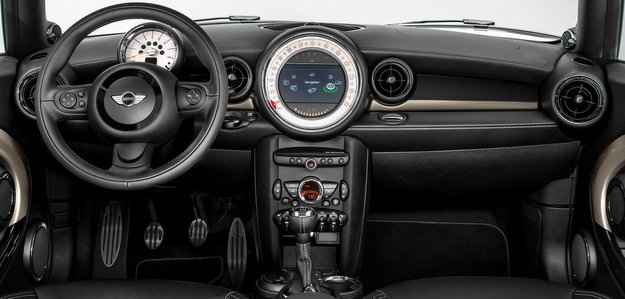 Modelo apresenta computador de bordo, sensor de chuva com acionamento autom�tico dos far�is, volante com bot�es multifun��es (Mini Clubman Bond Street/divulga��o)