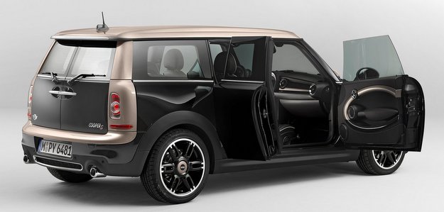 Destaque para a cor champanhe aplicada no teto, nos espelhos externos, contrastando com a cor met�lica e extremidades traseiras (Mini Clubman Bond Street/divulga��o)