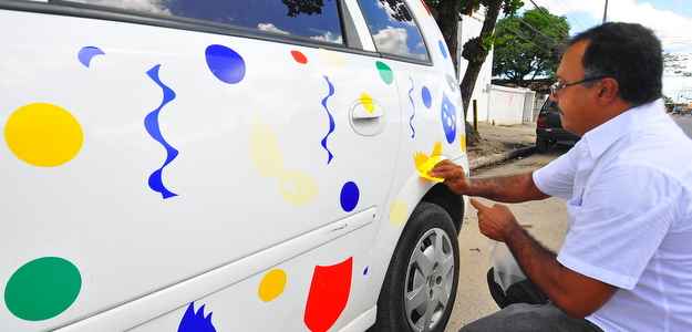 Motoristas enfeitam carros para a folia (Maria Eduarda Bione/Esp.DP/D.A P) Motoristas enfeitam carros para a folia (Maria Eduarda Bione/Esp.DP/D.A P)