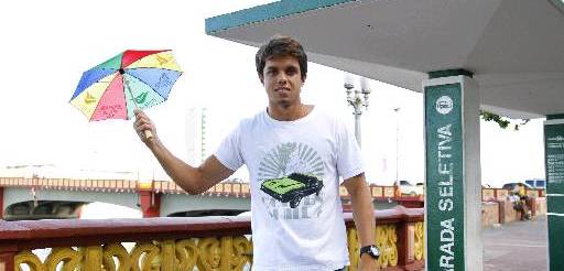 Heitor diz que, no ônibus, já vai aquecendo para festa (Paula Paiva/DP/D.A Press) Heitor diz que, no ônibus, já vai aquecendo para festa (Paula Paiva/DP/D.A Press)