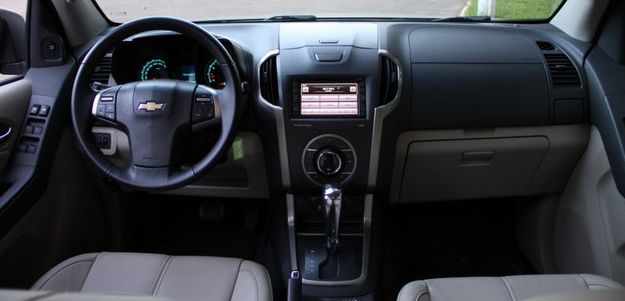 Painel bicolor, forra��o em couro, comandos no volante e tela multim�dia bem posicionada (Marlos Ney Vidal/EM/D.A Press )