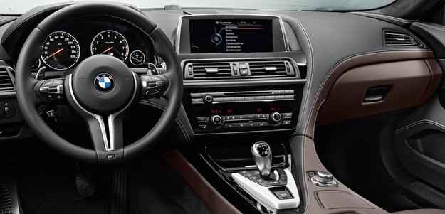 O interior traz, entre os acessorios, tela touchscreen com 10,2 polegadas (BMW/divulgaçao) O interior traz, entre os acessorios, tela touchscreen com 10,2 polegadas (BMW/divulgaçao)