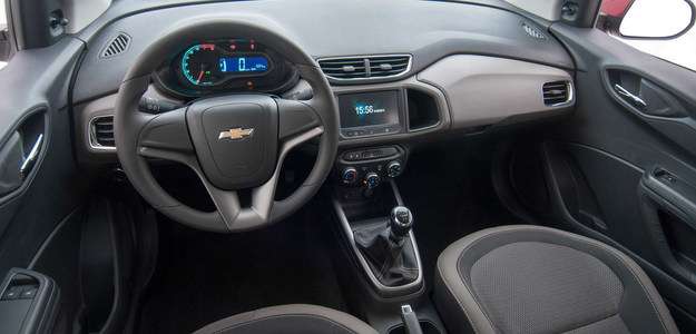 Posi��o da condu��o � boa e interior lembra o da vers�o hatch (Chevrolet/Divulgacao)