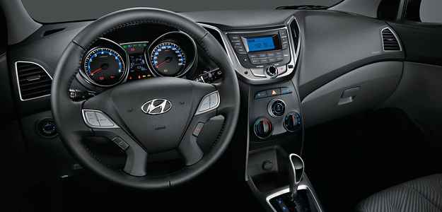 Interior � semelhante ao hatch, com novidade nos detalhes cromados e a entrada USB (Rafael Costa/Divulgacao)