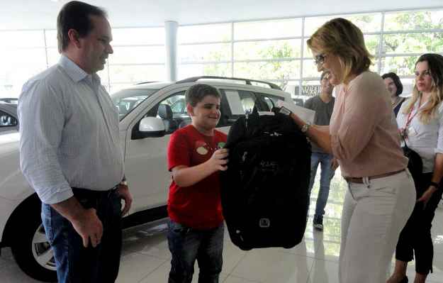 João Felipe recebe o kit das mãos da Diretora Silvana Mendonça (Renata Maciel/DP/D.A Press) João Felipe recebe o kit das mãos da Diretora Silvana Mendonça (Renata Maciel/DP/D.A Press)