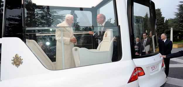 Bento XVI recebeu o carro semanas antes de sua ren�ncia (Mercedes/divulga��o)