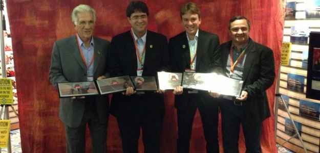 Representantes das revendedoras recebem prêmio e reconhecimento (Toyolex/divulgação) Representantes das revendedoras recebem prêmio e reconhecimento (Toyolex/divulgação)