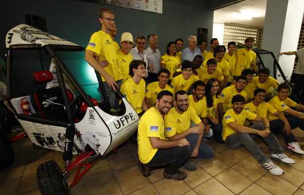 Estudantes da UFPE apresentam oficialmente os dois carros concluídos (Ricardo Fernandes/DP/D.A Press) Estudantes da UFPE apresentam oficialmente os dois carros concluídos (Ricardo Fernandes/DP/D.A Press)