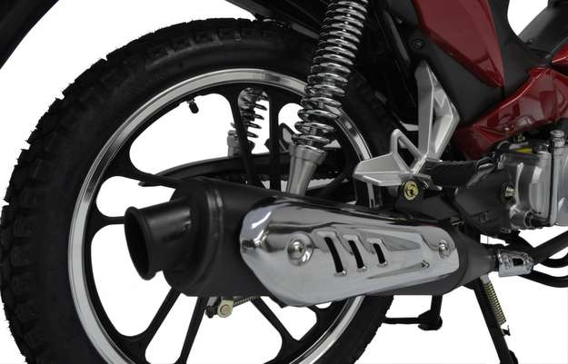 Suspensão traseira tem duplo amortecimento e rodas são de liga leve aro 17'' (Shineray/Divulgacao) Suspensão traseira tem duplo amortecimento e rodas são de liga leve aro 17'' (Shineray/Divulgacao)