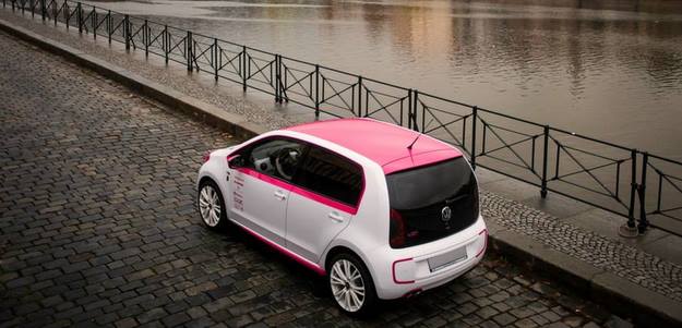 Como o público-alvo do veículo é feminino, ele possui uma combinação das cores branco e rosa (Volkswagen/divulgação)