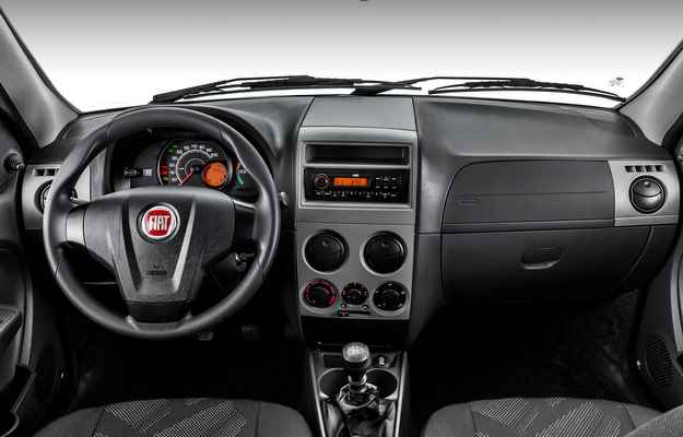Interior conta com novo volante, novo painel, novos bancos e o rádio com entrada USB (Fiat/divulgação) Interior conta com novo volante, novo painel, novos bancos e o rádio com entrada USB (Fiat/divulgação)