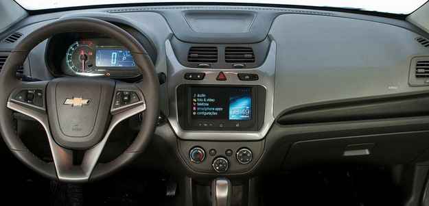Veículo possui painel com velocímetro digital e botão para a abertura do porta-malas  (Chevrolet/divulgação)