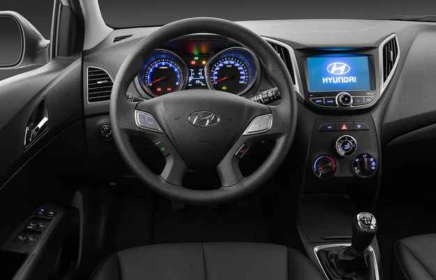 Interior conta com tela multimídia sensível ao toque e com TV digital (Hyundai/Divulgação)
