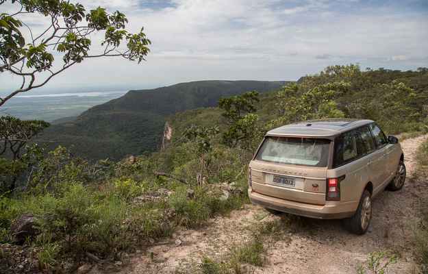 Ambas opções de motorização, 4.4 biturbo diesel e 5.0 V8 Supercharged, têm arrancadas potentes (Marcos Camargo/Divulgacao)