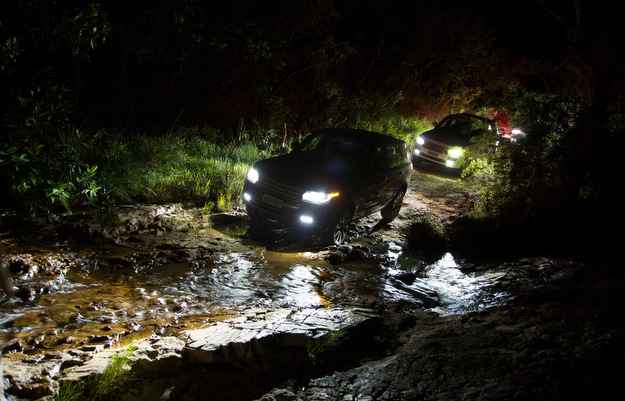 Mesmo à noite no off-road, visibilidade é boa para ultrapassar obstáculos (Land Rover/Divulgacao)